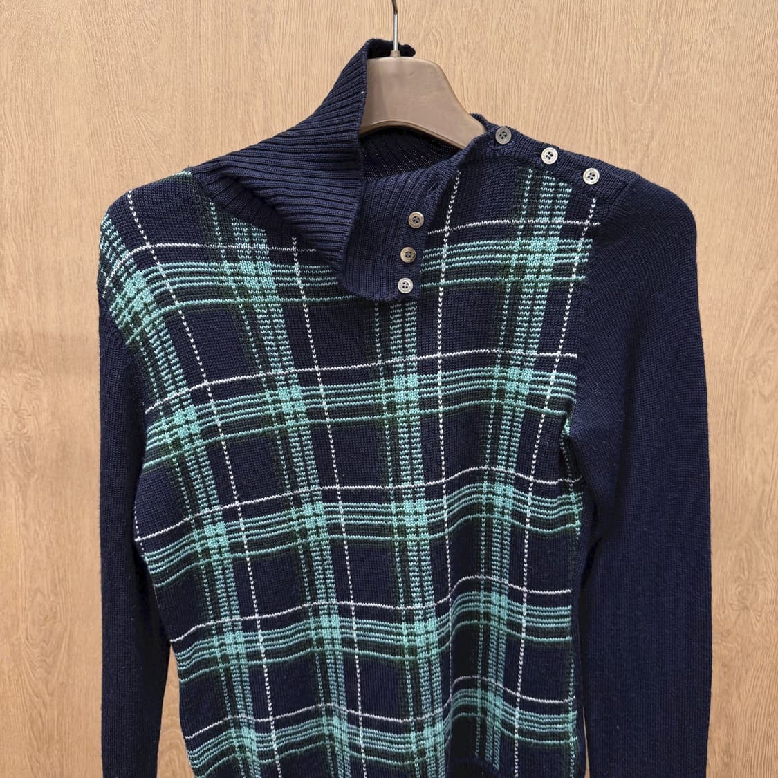 아쿠아스큐텀 하프넥 긴팔 니트 타탄 체크 패턴 비대칭 버튼 디테일 네이비 상품이미지4