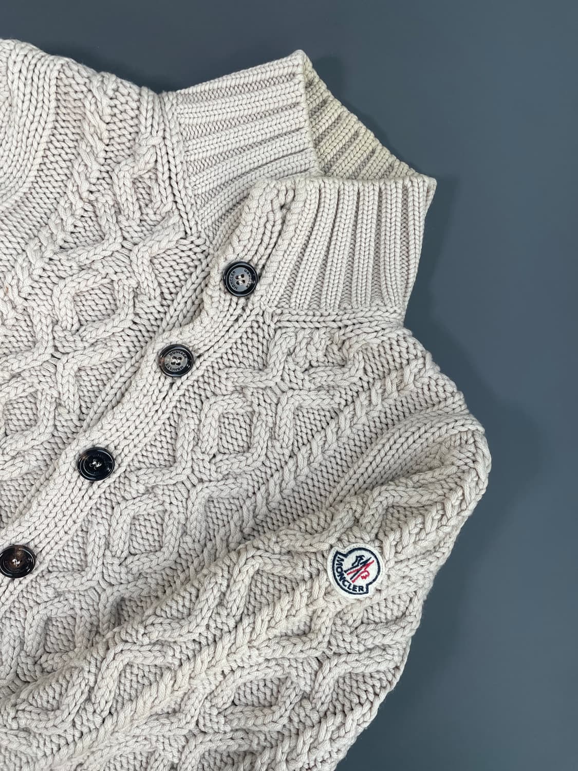 [L] 몽클레어 와펜로고 케티블 꽈배기 니트 가디건 상품이미지3