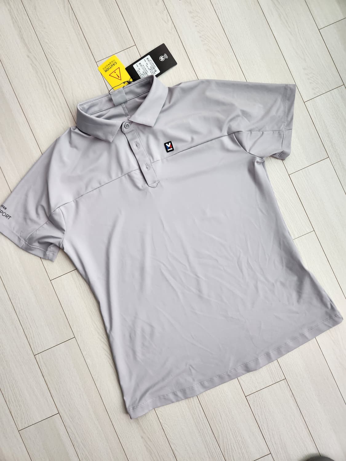 새상품)밀레 남성 반팔 폴로티 카라티 그레이 사이즈L

오염 하자없이 깨 상품이미지1