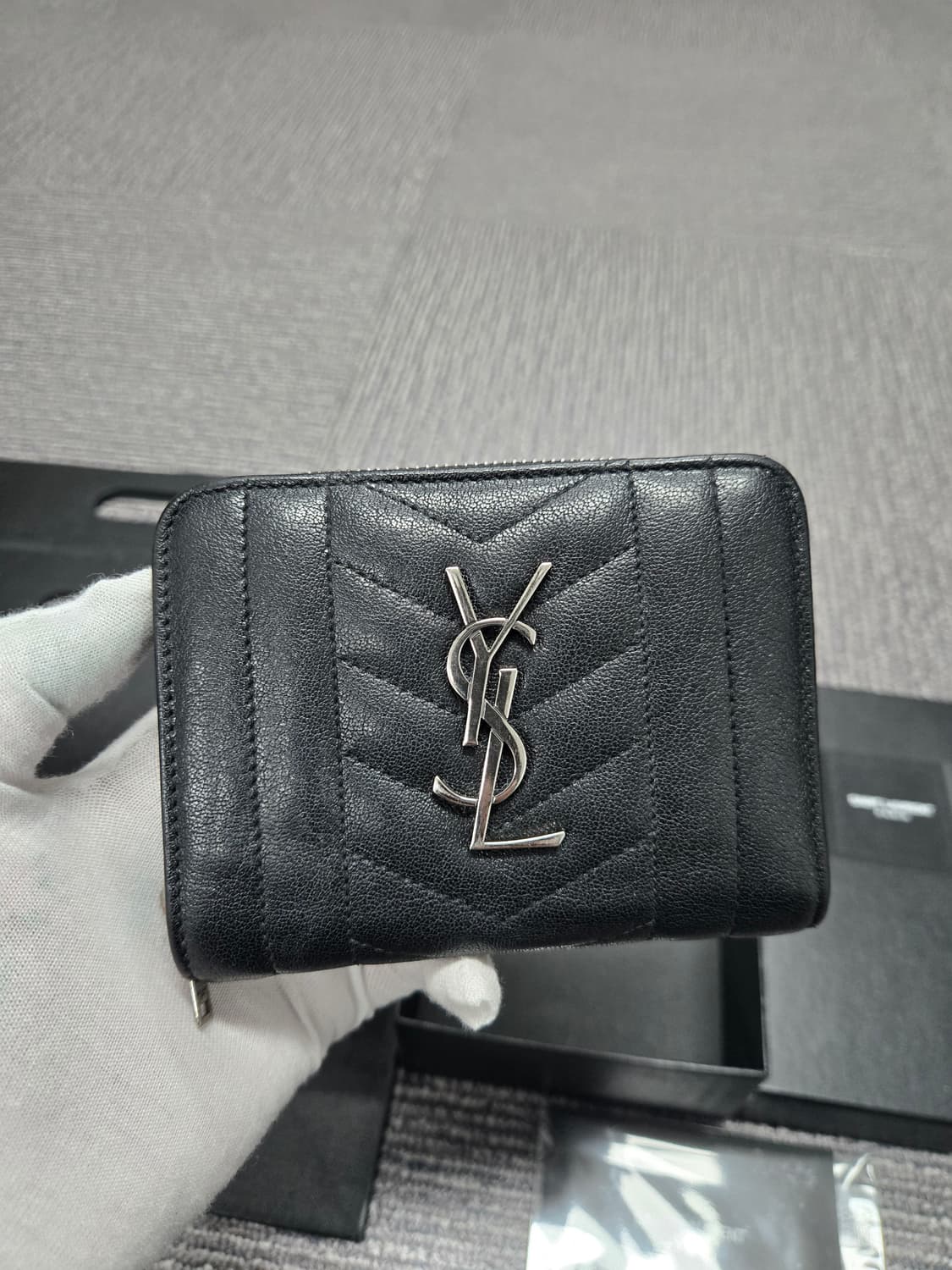 [특가][정품] 입생로랑 지퍼어라운드 반지갑 상품이미지1