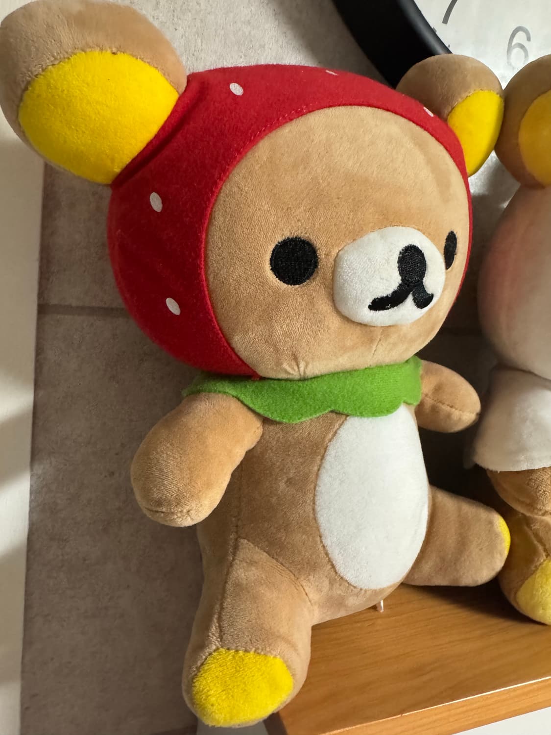 빈티지 고전 리락쿠마 딸기 코스튬 시팅인형 소장품 상품이미지4