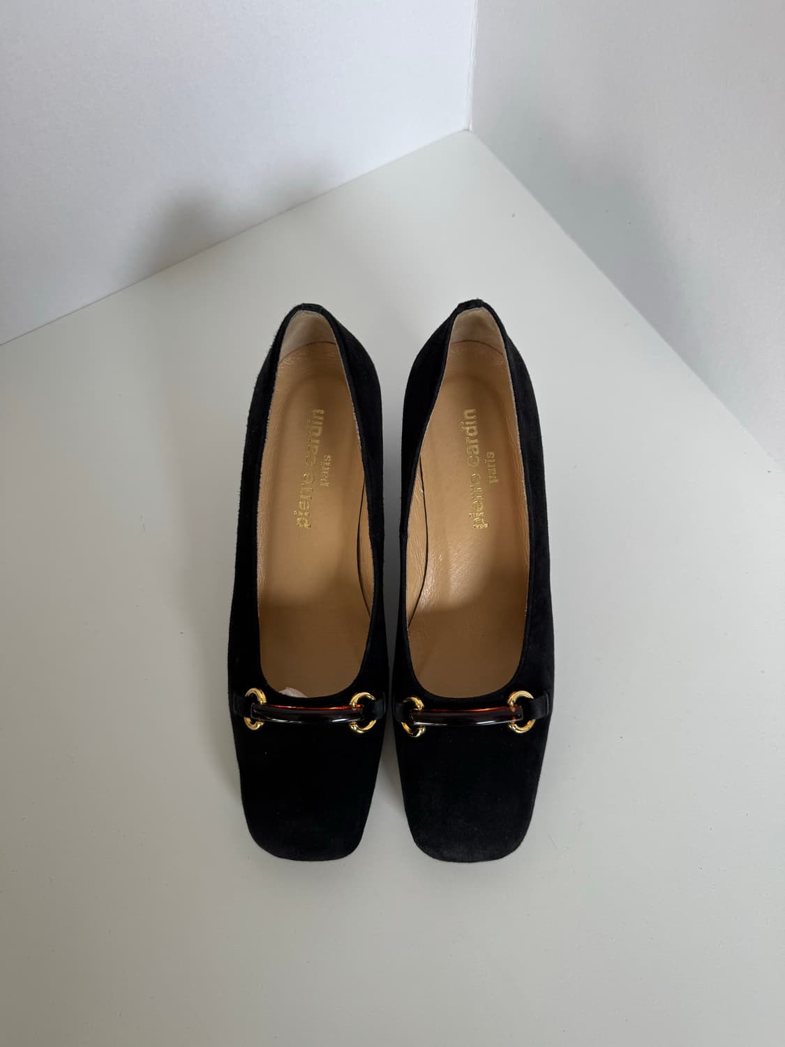 피에르가르뎅 블랙 스웨이드 홀스빗 장식 펌프스 상품이미지1