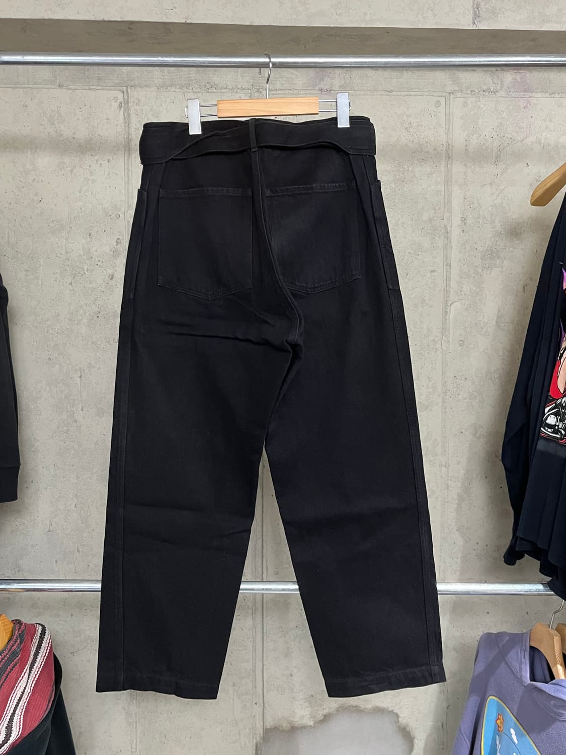 코모리 벨티드 데님 팬츠 블랙 상품이미지3