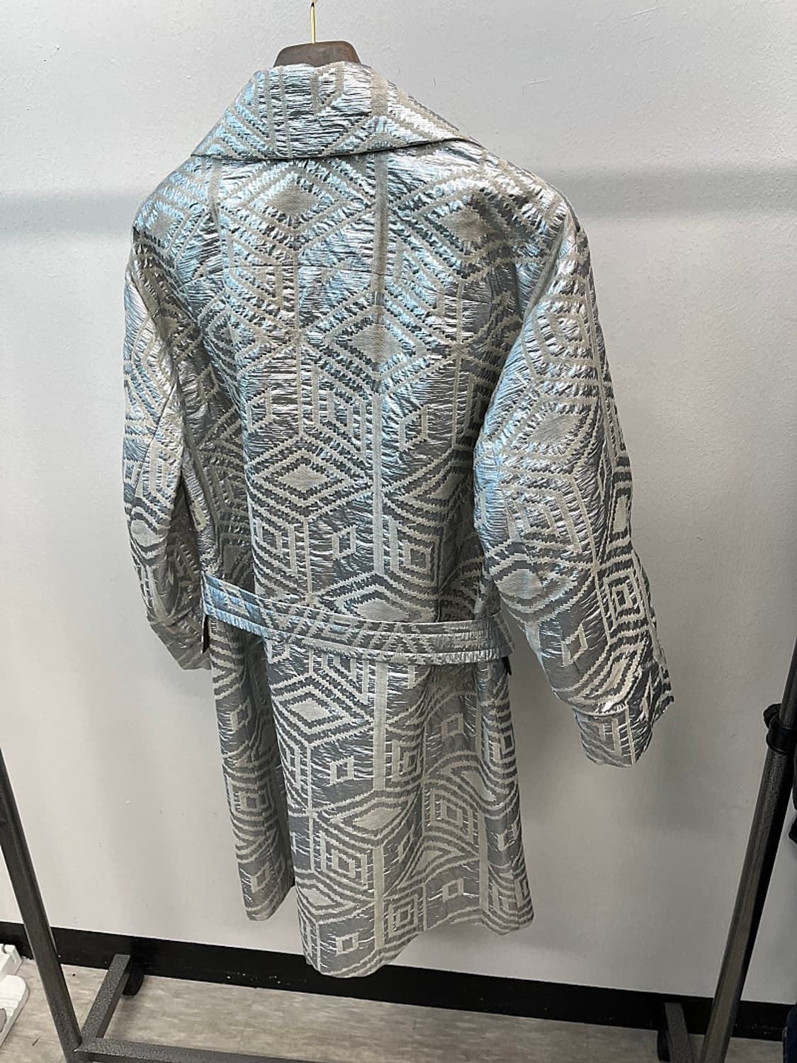 여) 드리스반노튼 실버이팩트 트렌치코트  상품이미지6