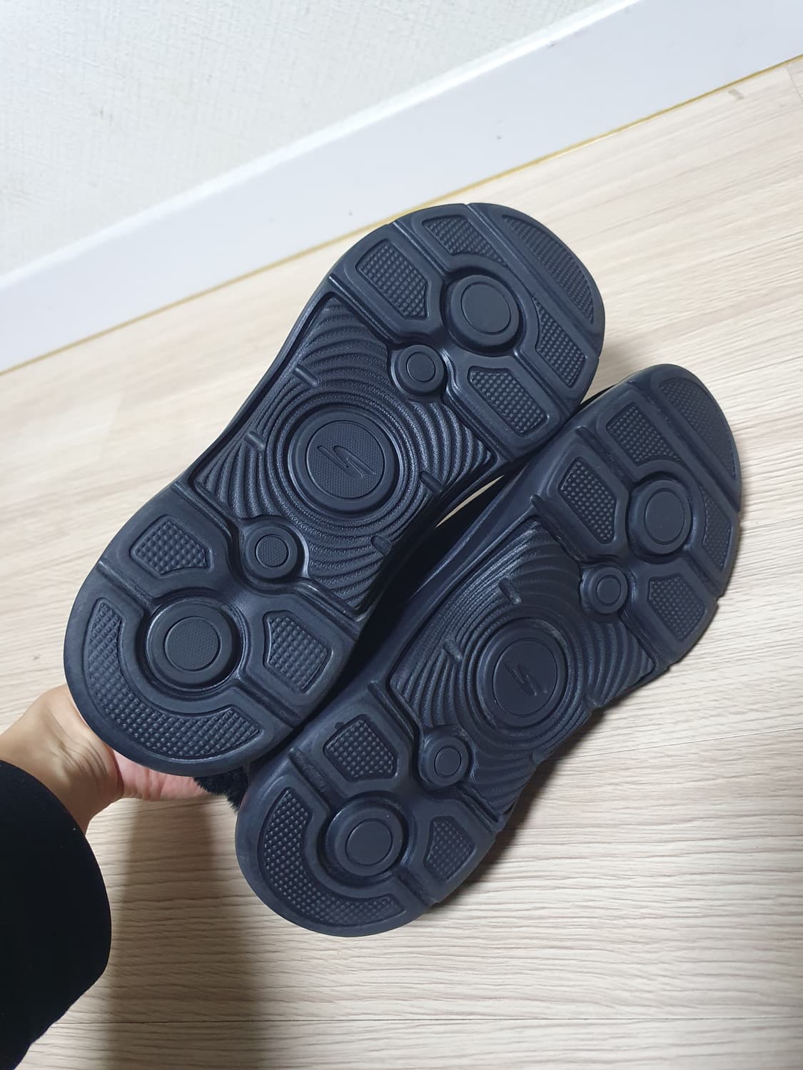 스케쳐스 아치핏 여성 털 부츠 블랙 235 상품이미지7