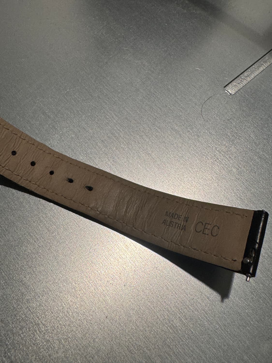 까르띠에 탱크 루이 스몰 블랙 스트랩 (유광블랙) 정품 상품이미지4