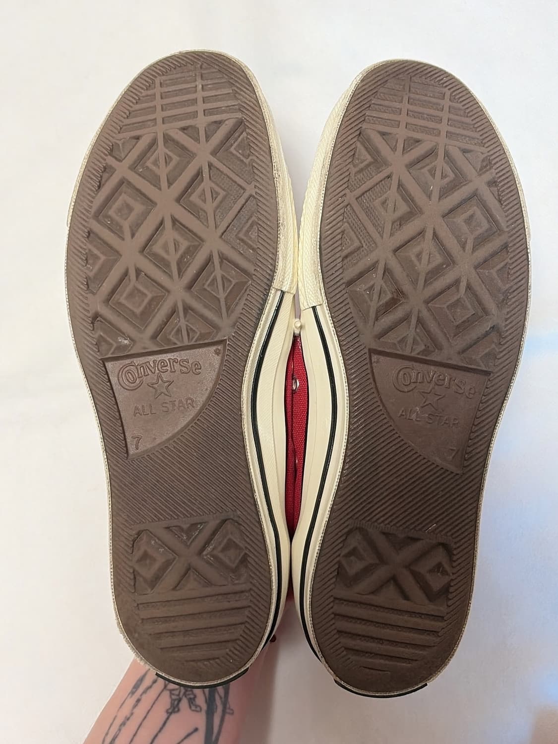 컨버스 척 70 로우 크림슨 255-260 사이즈 판매합니다. 상품이미지6