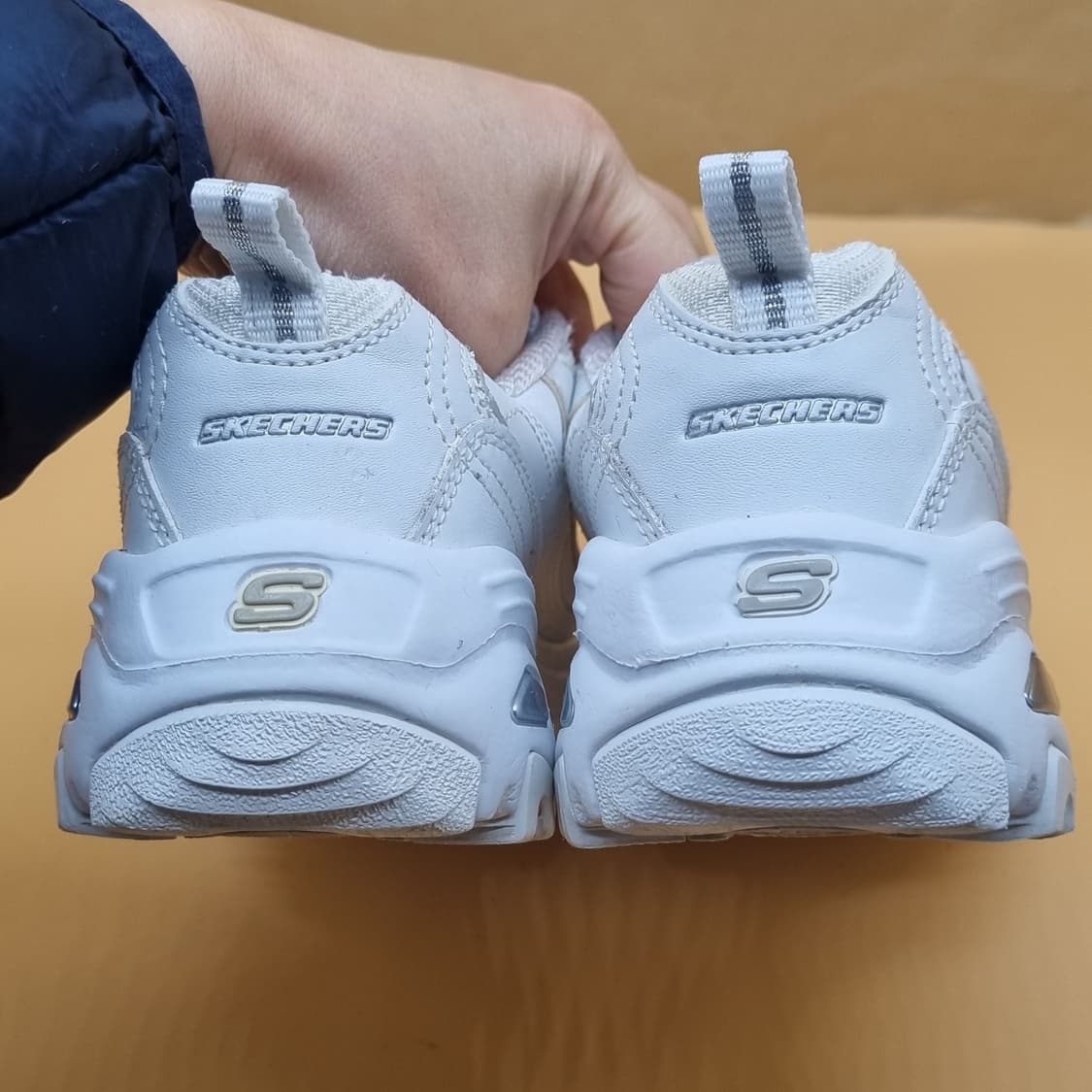 스케쳐스 딜라이트 화이트 여성운동화235. 상품이미지4