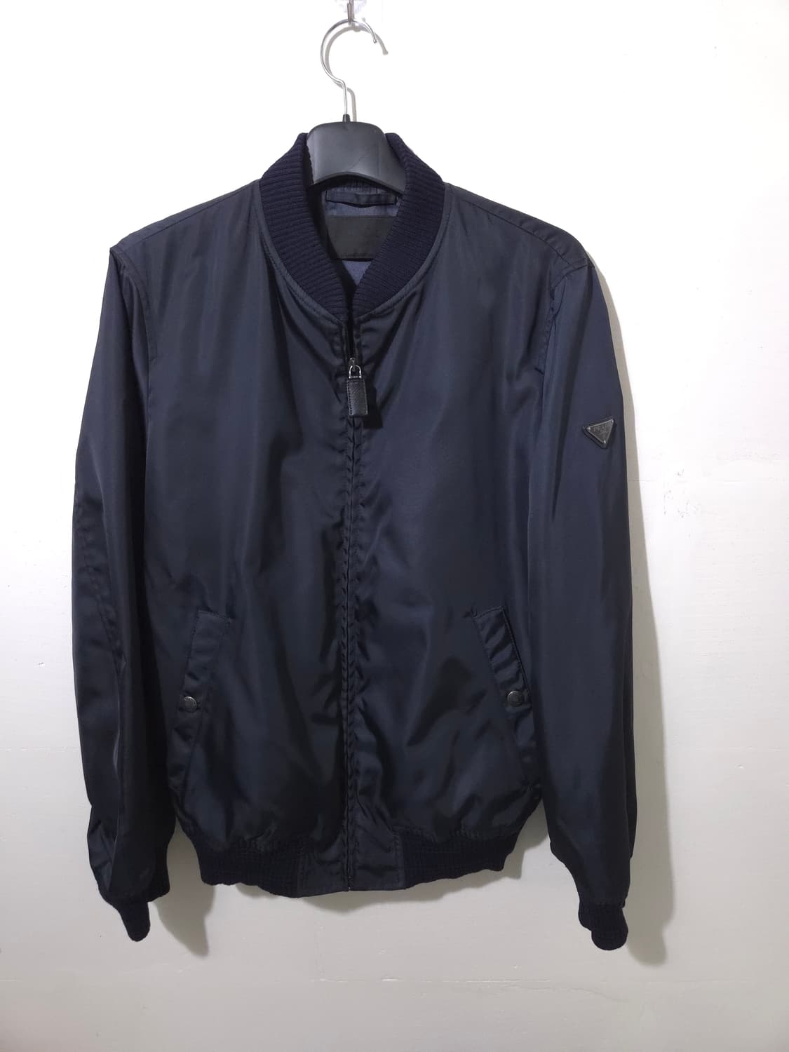 [새상품급] 프라다 삼각로고 봄버 다운 자켓 상품이미지1