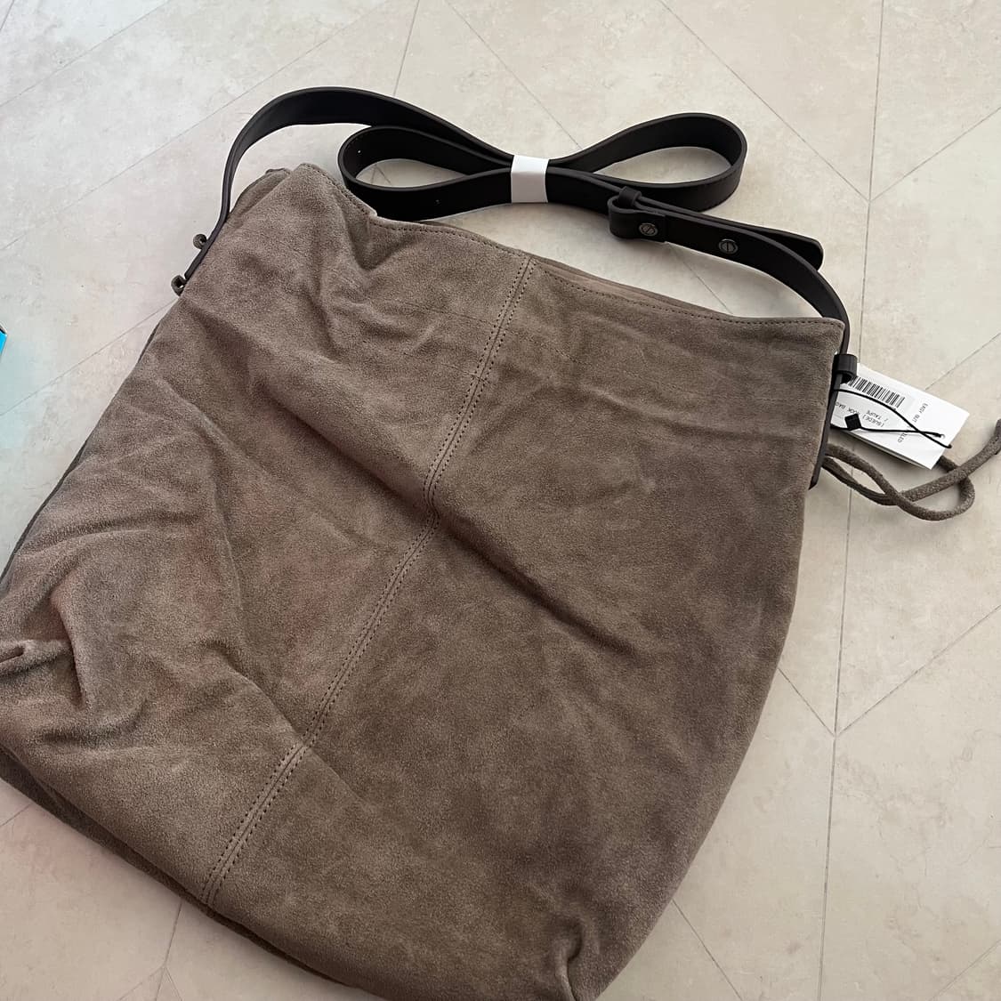 [새상품]마지언타이틀 스웨이드 눅 백 타우페 상품이미지2