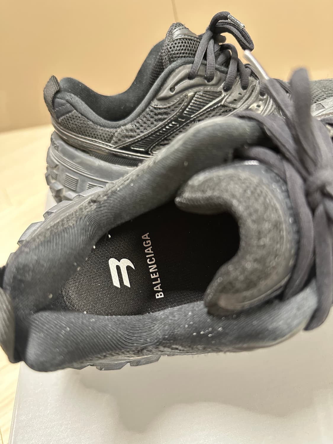 발렌시아가 디펜더 42 블랙 상품이미지6