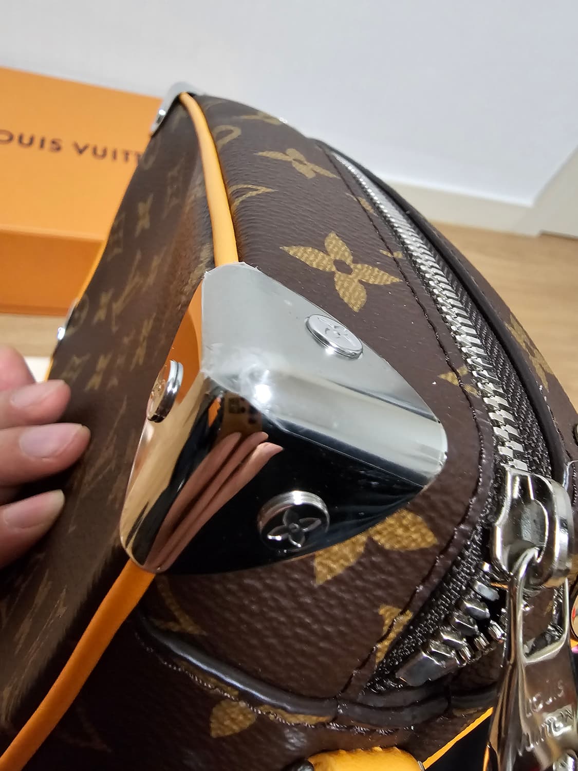 루이비통 퍼렐 컬러매니아 미니소프트 트렁크 크로스백 샤프란 상품이미지9