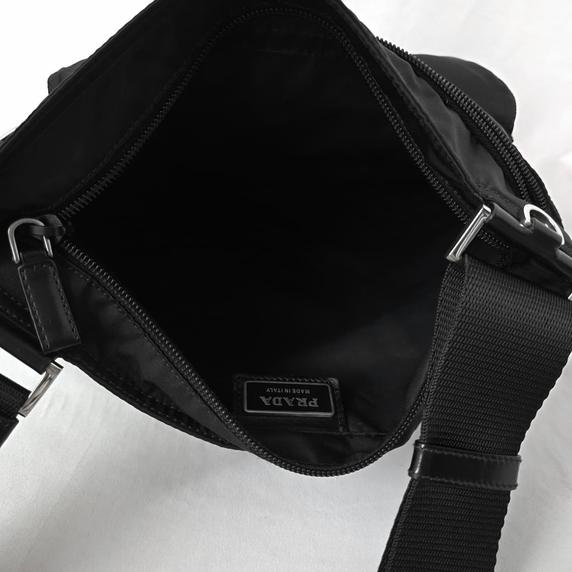 [정품 PRADA] 프라다 폴딩 투지퍼 포코노 나일론 크로스백 남녀공용 상품이미지8