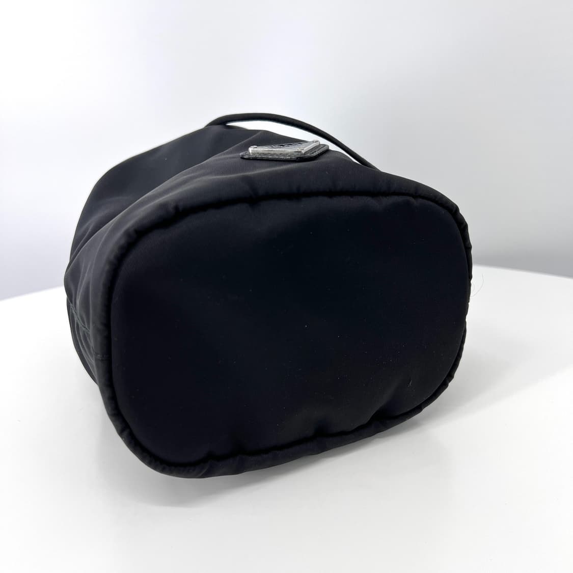 [감정완료] 프라다 나일론 버킷 파우치 블랙 상품이미지6