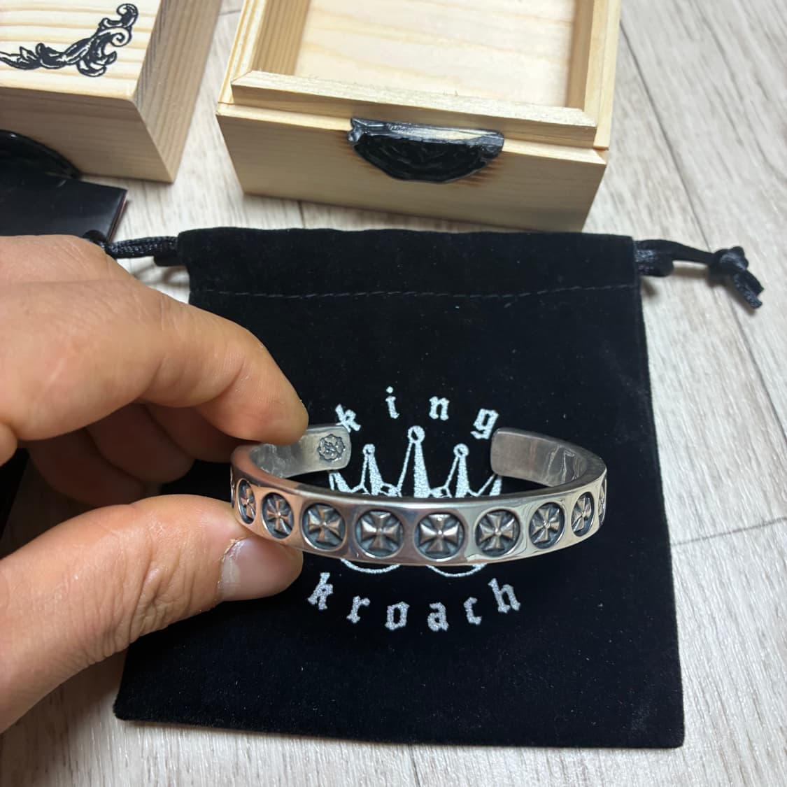 [새상품 풀박스] 킹크로치 블랙 크로스 뱅글 팔찌 M사이즈 상품이미지2