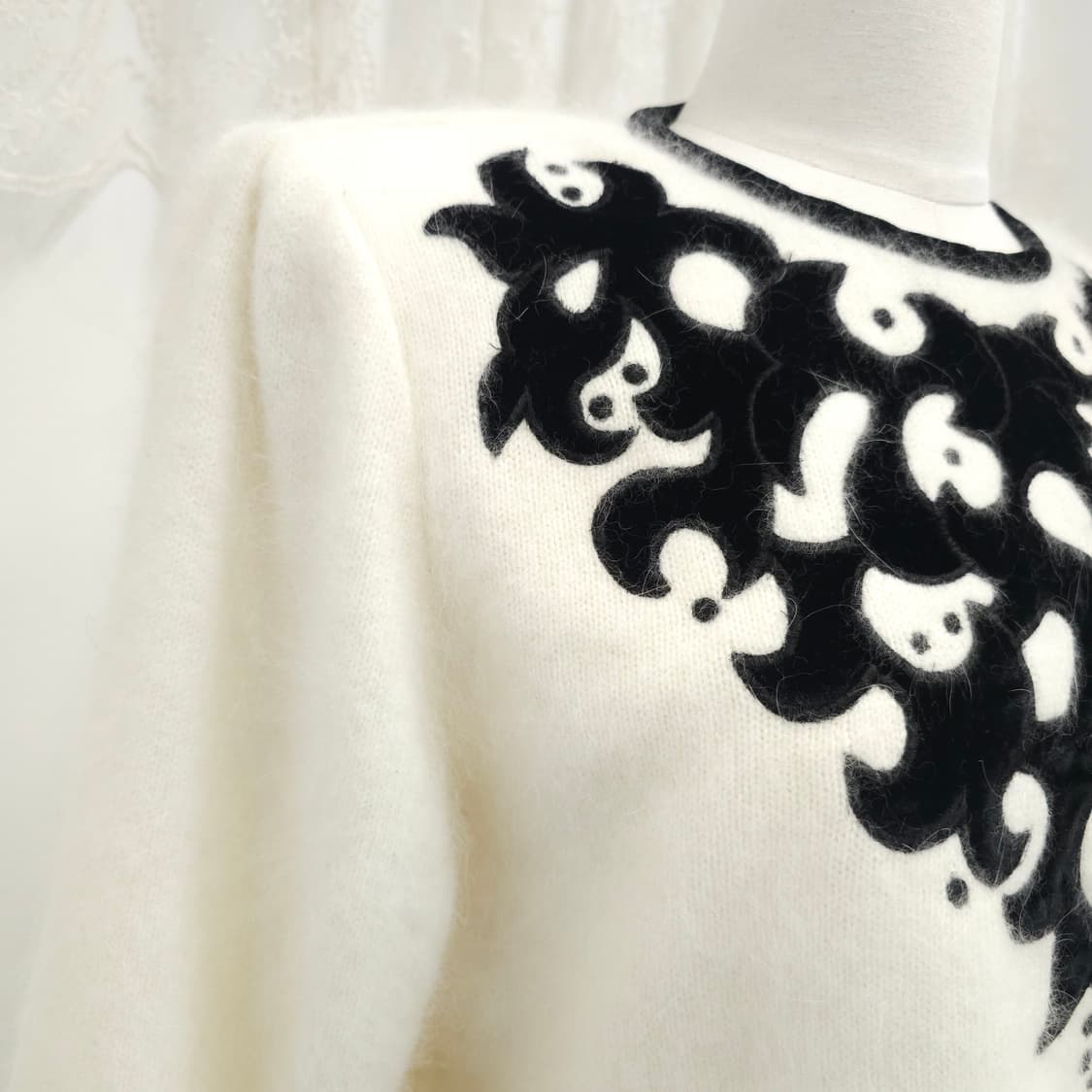 아이보리 벨벳 아플리케 포인트 니트 상품이미지4