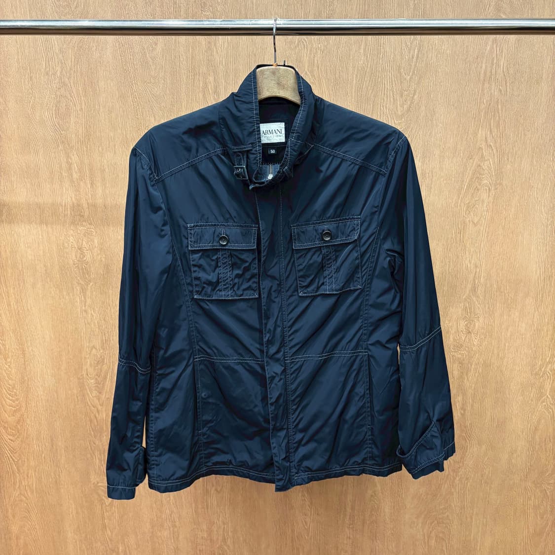 아르마니 꼴레지오니 하이넥 필드 자켓 후면 로고 메탈 장식 디테일 블랙 상품이미지2