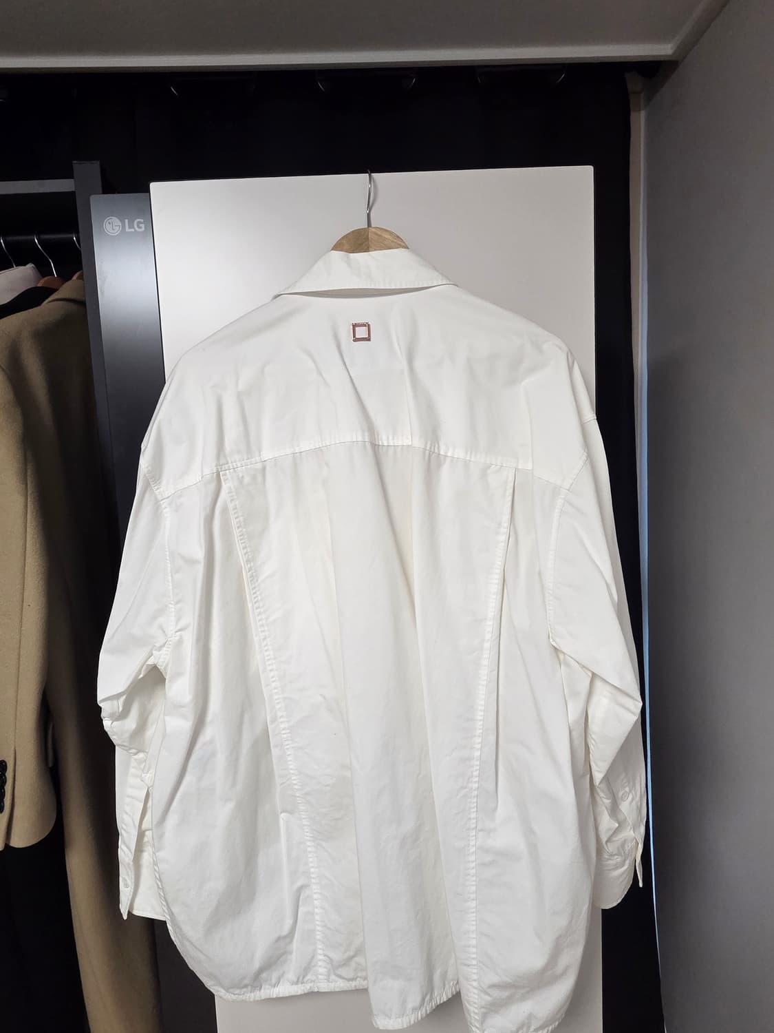 21FW 우영미 화이트 셔츠 46(95) 사이즈 판매합니다. 상품이미지2