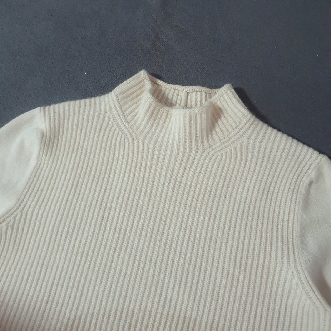 한섬 더캐시미어 반목 터틀넥 니트 90 아이보리 상품이미지3