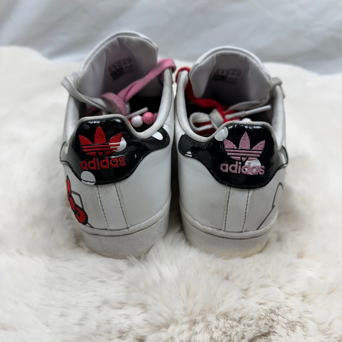 240) 아디다스 X 헬로키티 슈퍼스타 스니커즈 상품이미지4