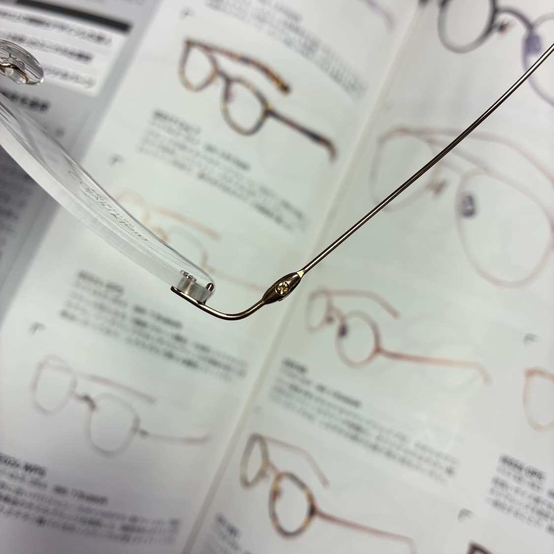 Calvin Klein 캘빈클라인 골드 무테 안경 상품이미지4