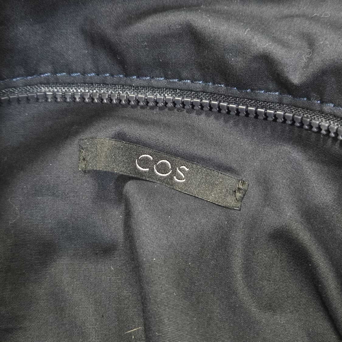 코스 노티드 쇼퍼백 네이비 상품이미지5