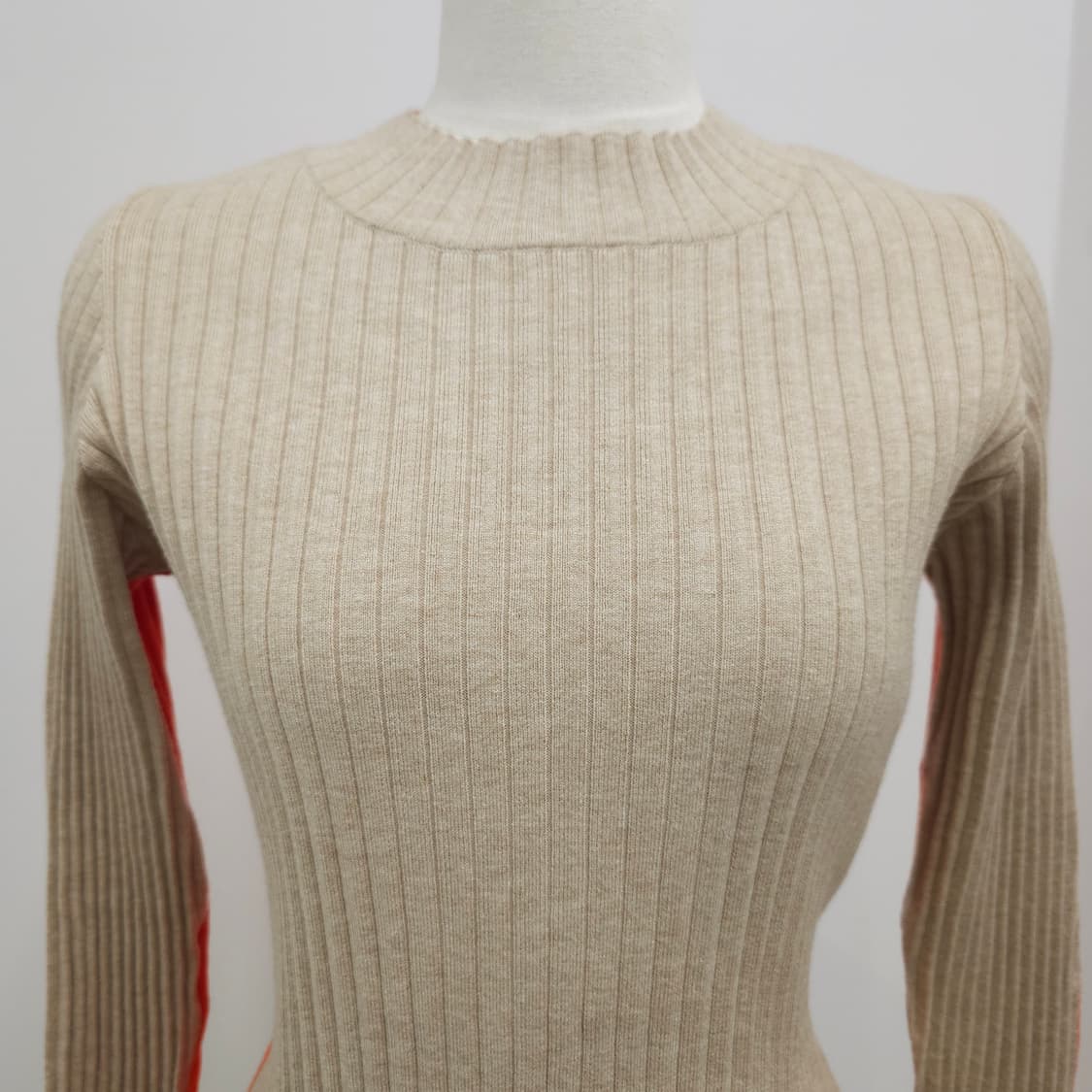 베이지 오렌지 배색 슬림핏 골지 니트 상품이미지4