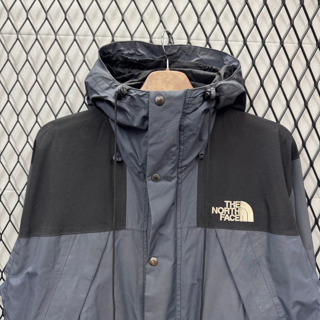 90s 노스페이스 올드스쿨 마운틴파카 하이넥 고어텍스 그레이 블랙 상품이미지3
