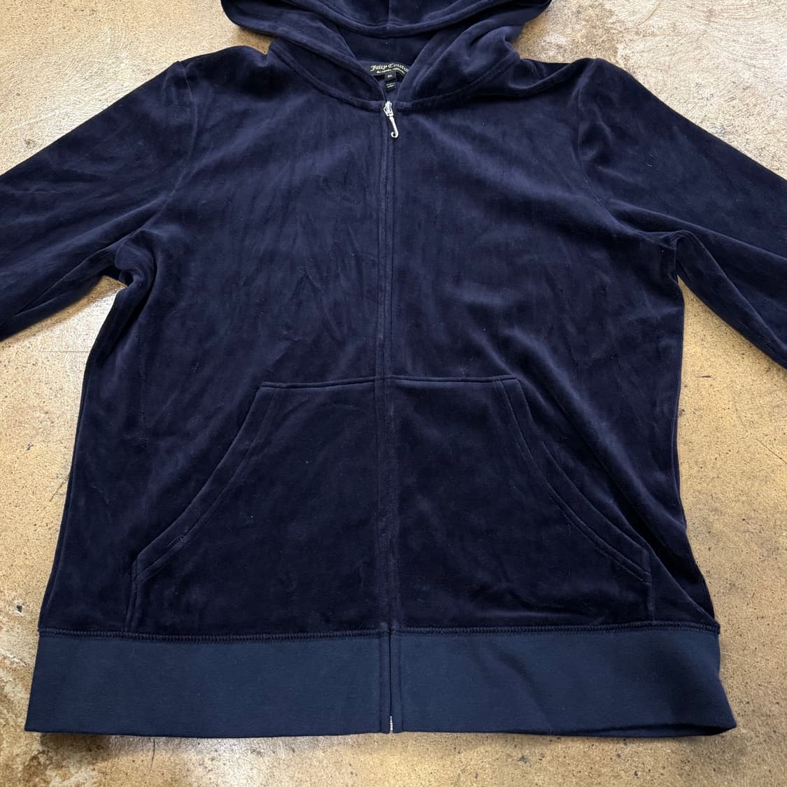 쥬시꾸뛰르 블랙 벨벳 큐빅 백로고 후드집업 상품이미지3