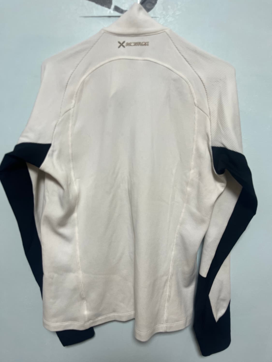 몬츄라 흰색/검정색 하프넥 반집업 티셔츠 상품이미지4