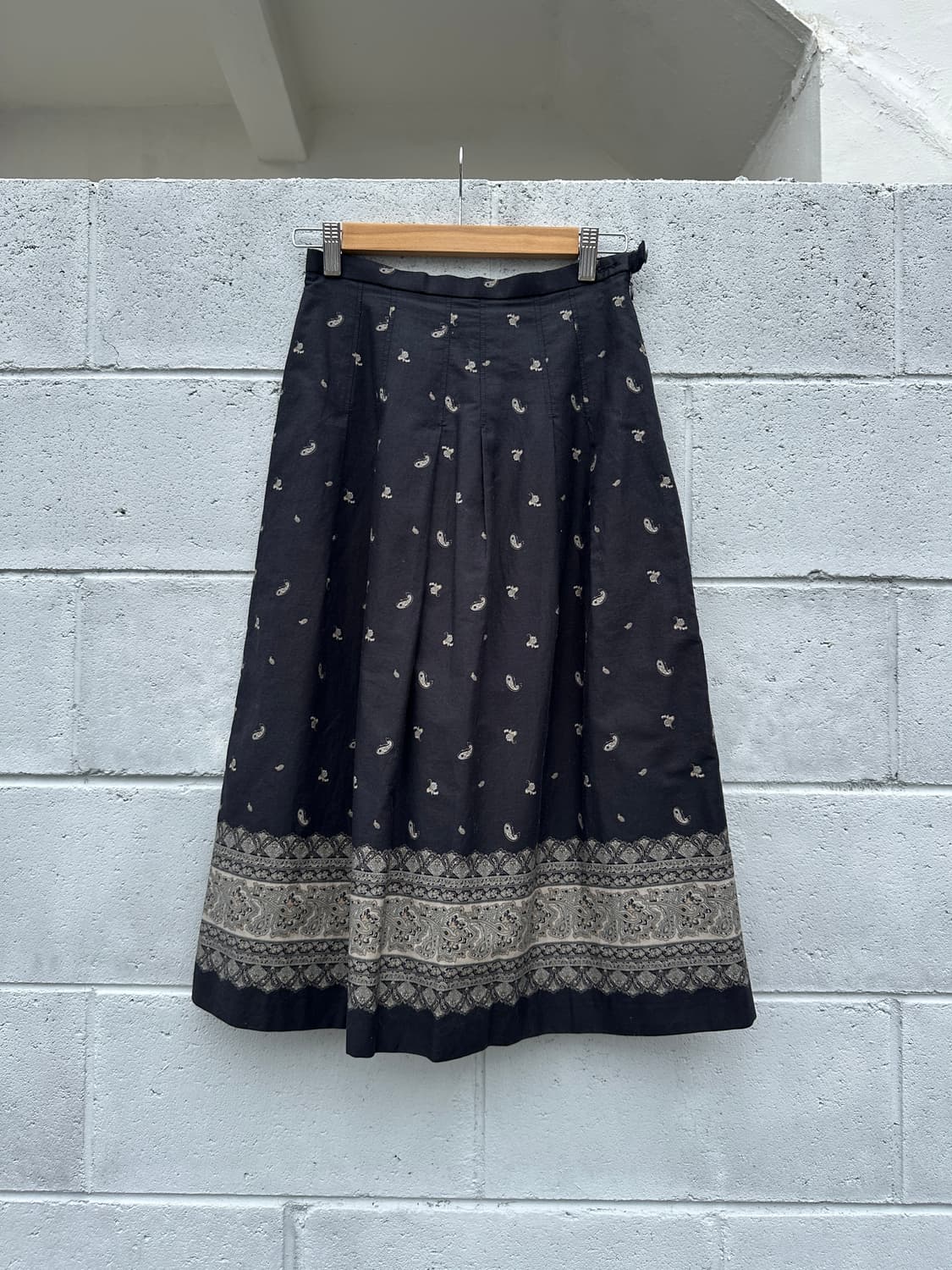 페이즐리 핀턱 스커트 상품이미지1