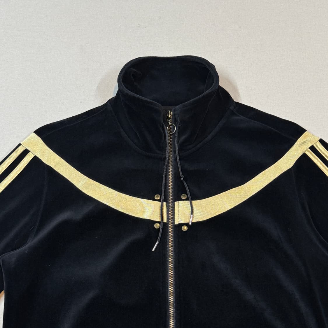 100) 아디다스 벨벳 트랙탑 블랙 골드 삼선 져지 상품이미지3
