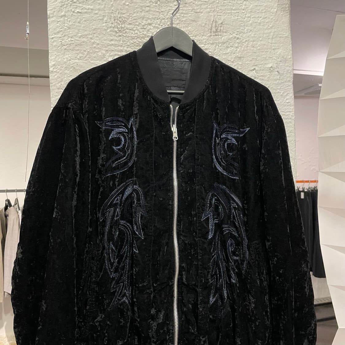 토가 비릴리스 자수 디테일 벨벳 봄버 자켓 상품이미지2