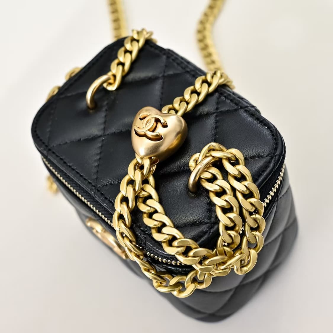 샤넬 스몰 체인 코스메틱 케이스 램스킨 & 골드 메탈 블랙 내부 거울  상품이미지4