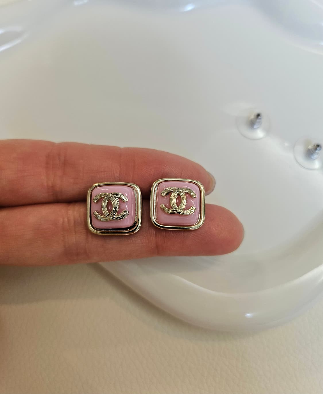 샤넬 업사이클링 펄사각 핑크단추 귀걸이 상품이미지5