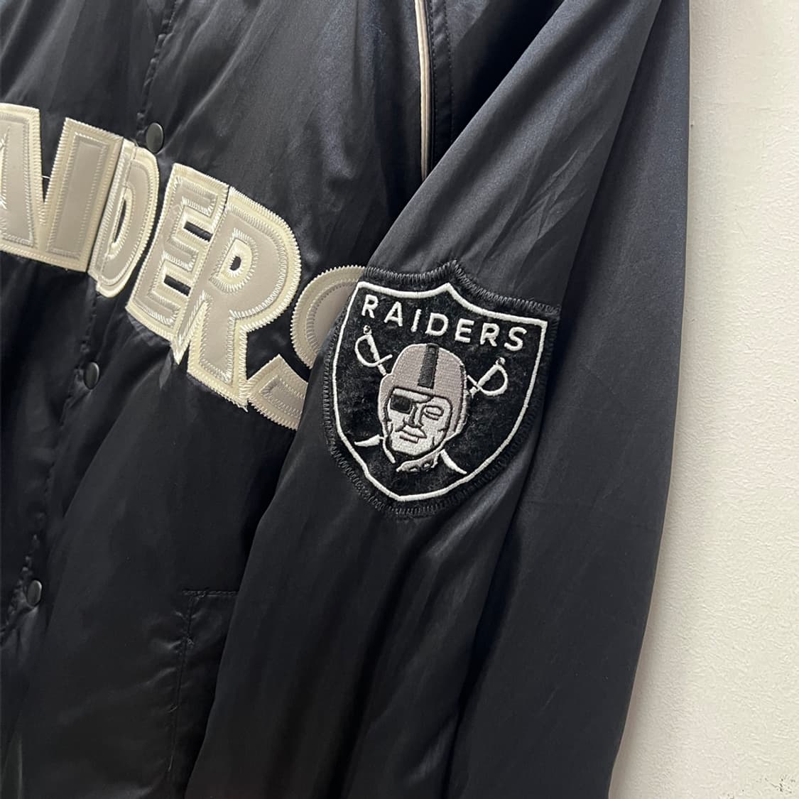 NFL 오피셜 라스베이거스 레이더스 봄버 사틴 자켓 해외 M 상품이미지4
