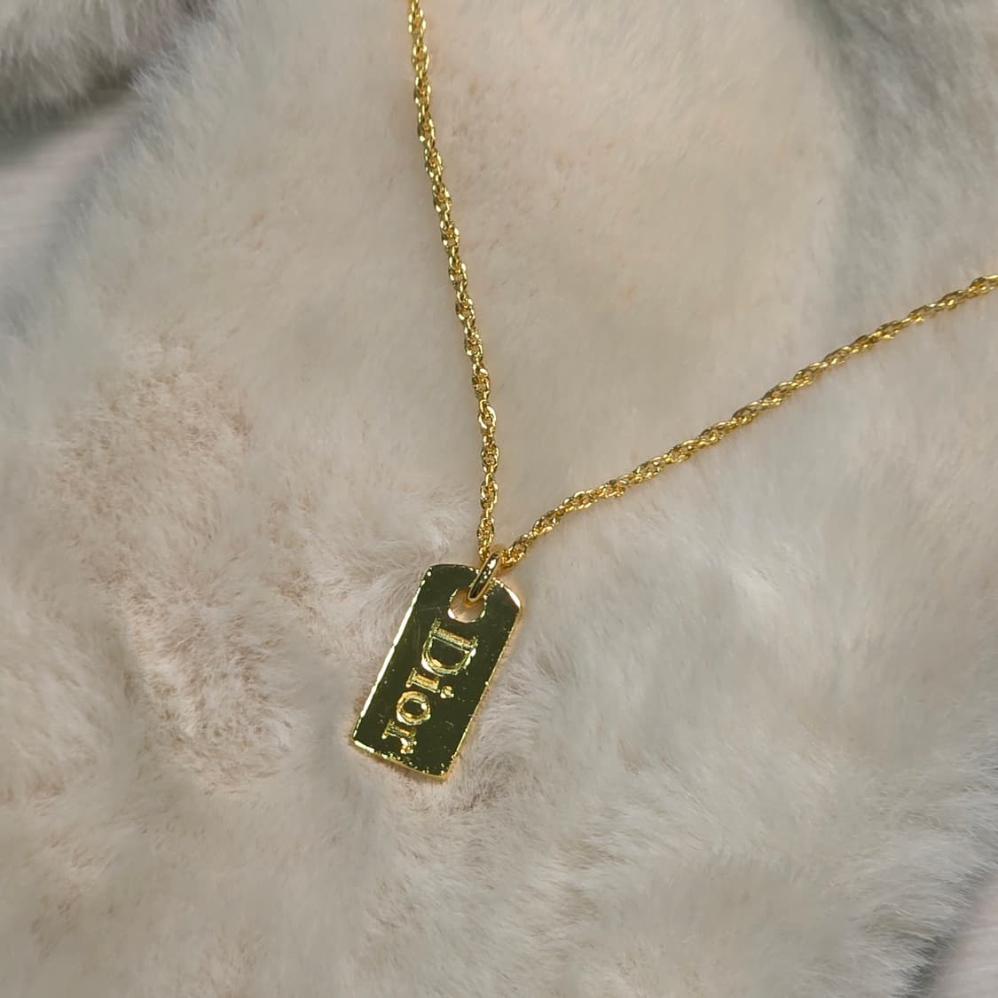 디올 골드톤 로고 플레이트 팬던트 목걸이(남녀공용) 상품이미지1