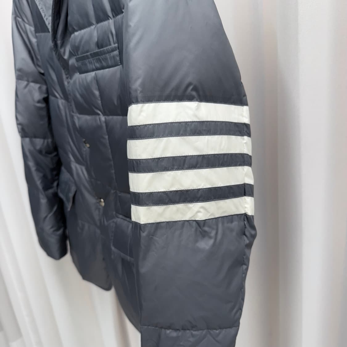 [2] 톰브라운 사선 완장 패딩 블레이저 상품이미지4