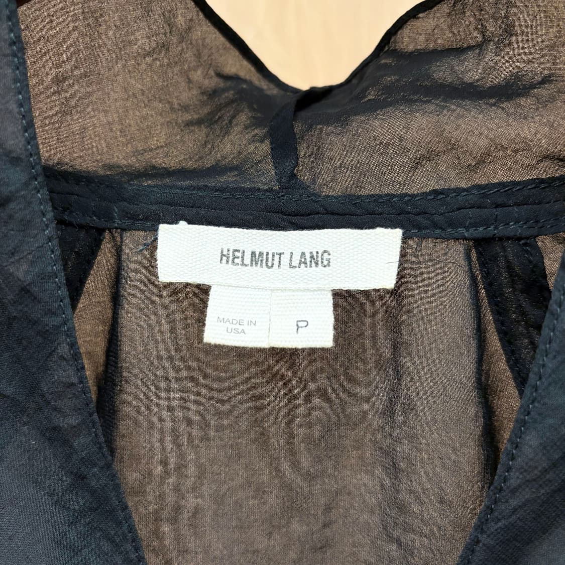  헬무트랭 시스루 블라우스 브이넥 밑단 셔링 소매 버튼 디테일 블랙 상품이미지8