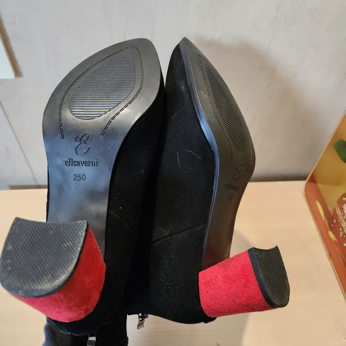 “블랙 스웨이드 × 레드힐 포인트✨ 엘사베리니 앵클부츠 (250)”
 상품이미지6