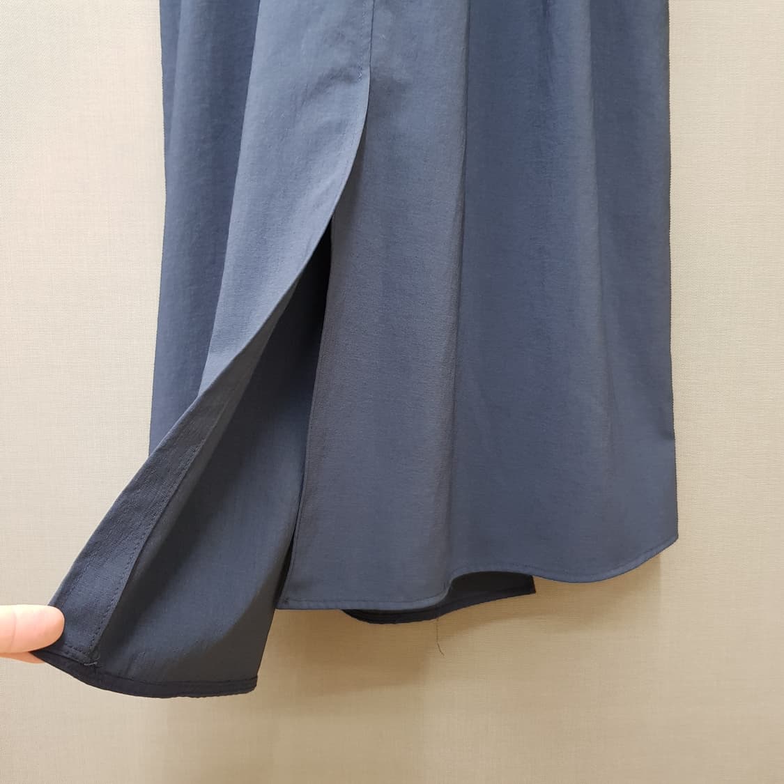 한섬 시스템 2023 투톤 배색 셔링 원피스 88-98-165 상품이미지4