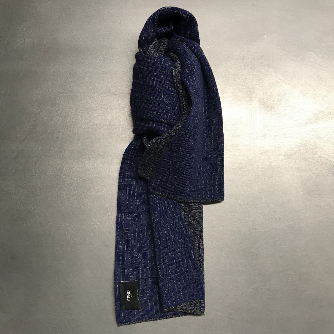 펜디 네이비/그레이 로고 머플러  상품이미지1