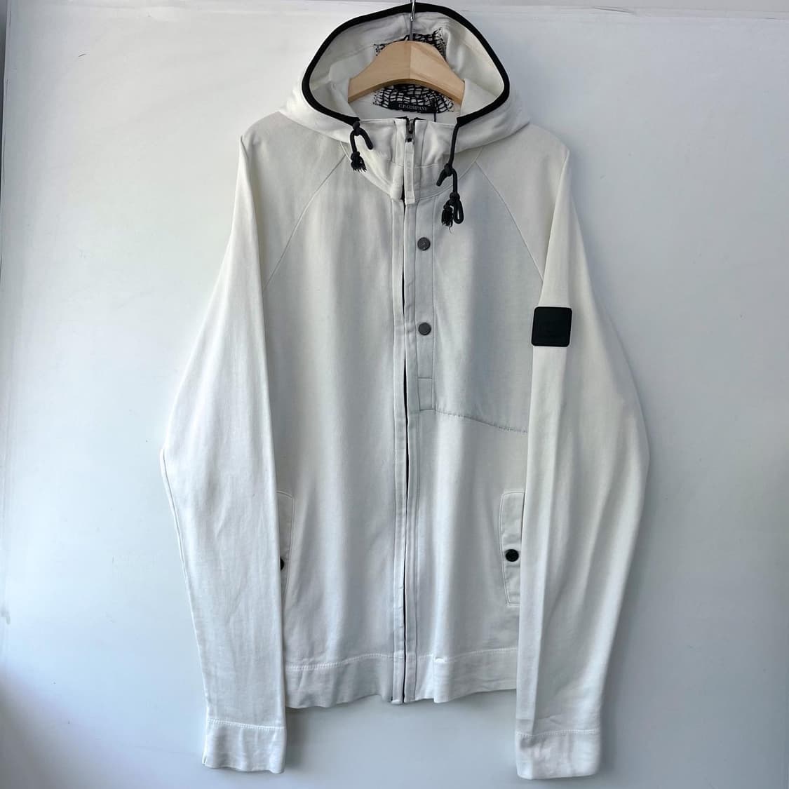 씨피 컴퍼니 블랙 스퀘어 와펜 화이트 코튼 후드집업 상품이미지4