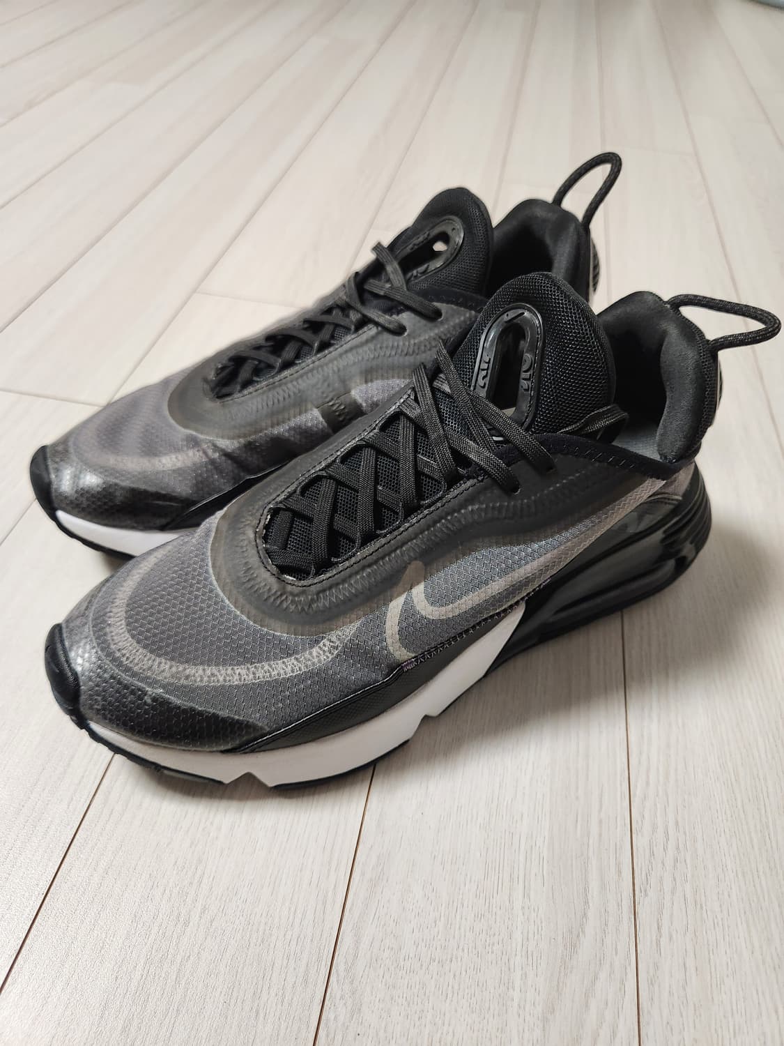 나이키 운동화 에어맥스 2090_C CW7306-001 사이즈260

사 상품이미지3