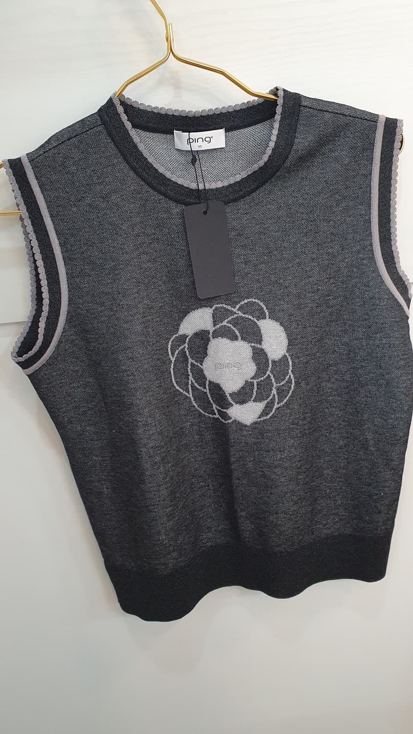 차콜색 PING 여성 니트 조끼입니다. 정면에 흰색 플라워 자수가 들어가 상품이미지2