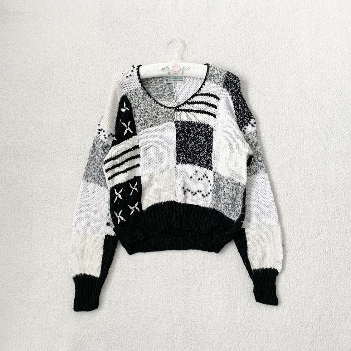 무채색 패치 진주 루즈핏 니트 상품이미지2