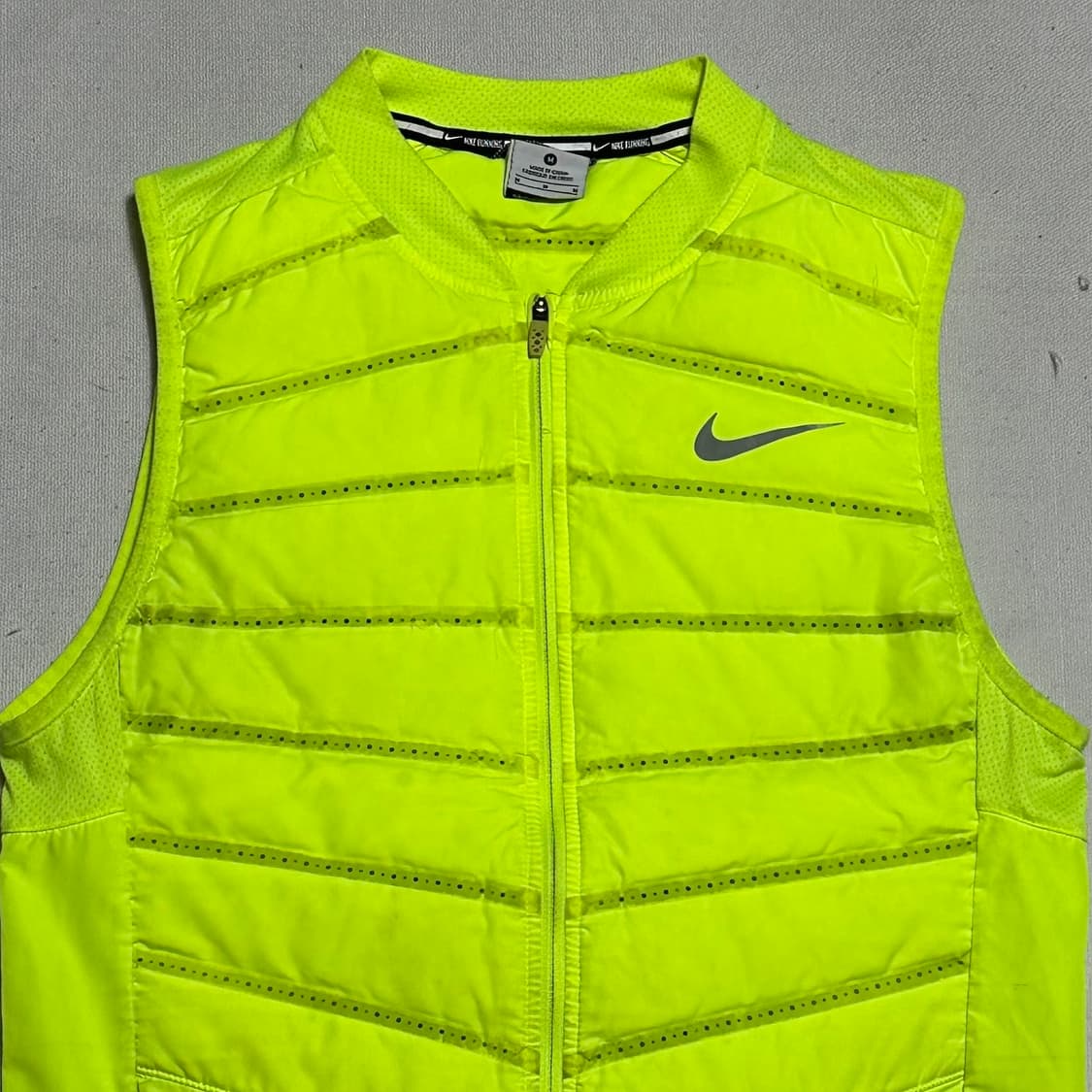 M 나이키 써마 핏 에어로프트 네온 러닝 베스트 상품이미지1