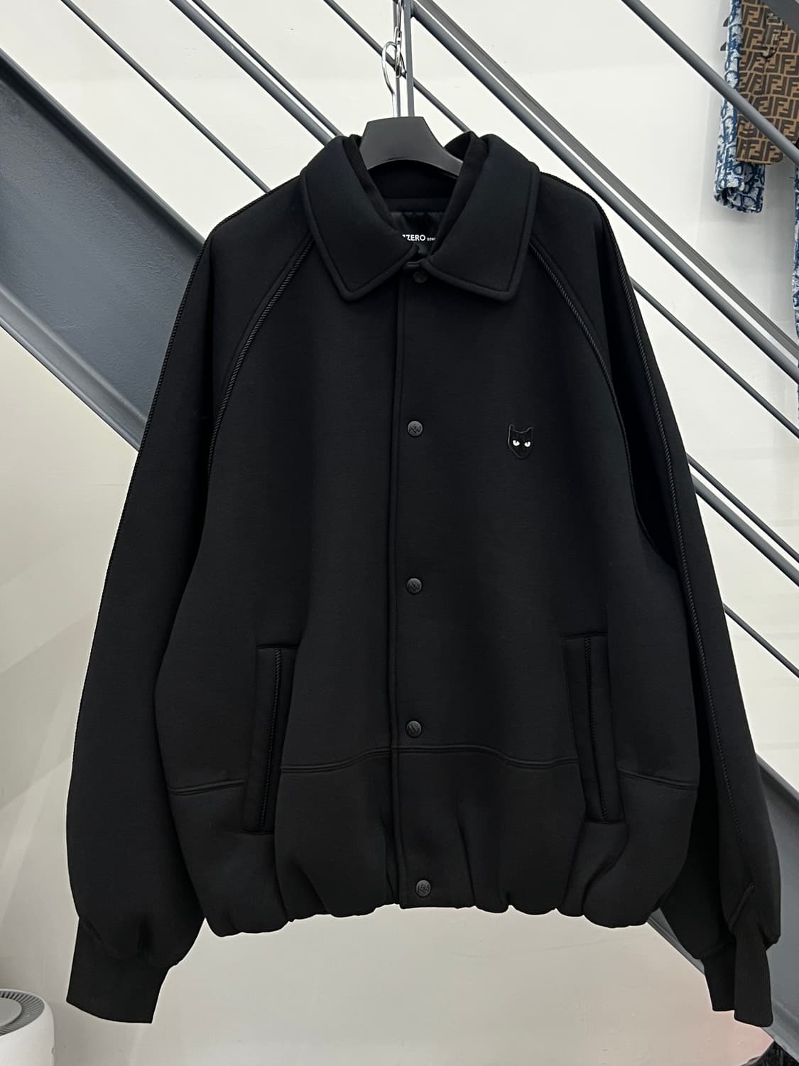 송지오 지제로 24FW 핸드 로프 바시티 자켓 상품이미지1
