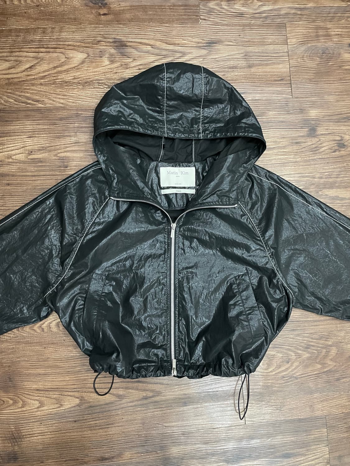 마뗑킴 마뗑 크롭 후디 코팅 점퍼 블랙 상품이미지2