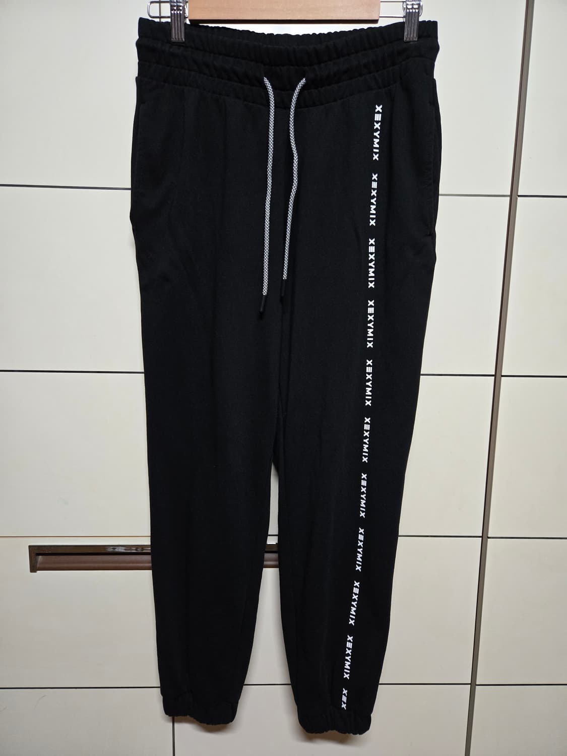 젝시믹스 블랙 사이드라인 레터링 조거팬츠 상품이미지1